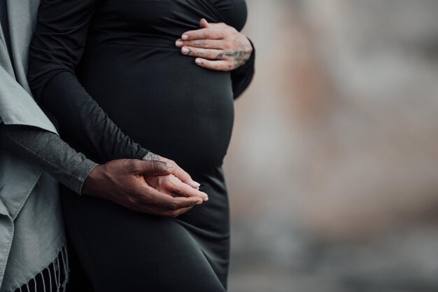 Zdjęcie Środkowa sekcja kobiety stojącej przy drzewie