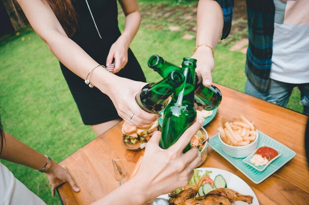 Zdjęcie Środkowa sekcja kobiety trzymającej drinka na stole