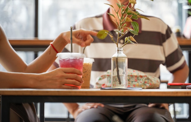 Środkowa sekcja kobiety trzymającej drinka w restauracji