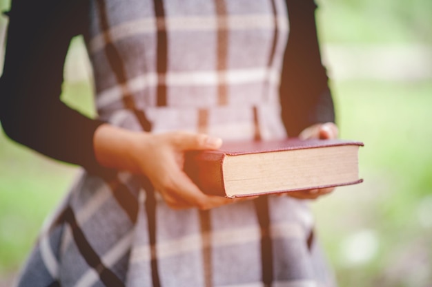 Zdjęcie Środkowa sekcja kobiety trzymającej książkę