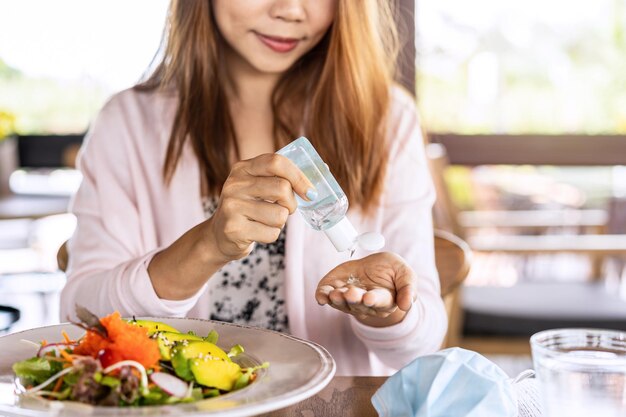 Zdjęcie Środkowa sekcja kobiety trzymającej lody w restauracji