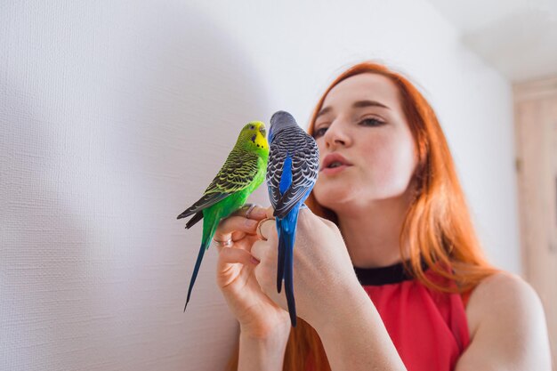 Zdjęcie Środkowa sekcja kobiety trzymającej ptaka
