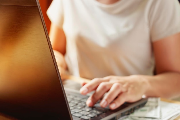 Środkowa sekcja kobiety używającej laptopa