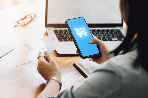 Środkowa sekcja kobiety używającej laptopa