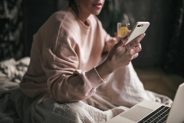 Środkowa sekcja kobiety używającej telefonu komórkowego