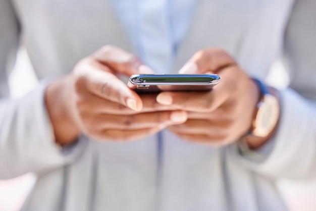 Środkowa sekcja kobiety używającej telefonu komórkowego