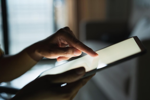 Środkowa sekcja kobiety używającej telefonu komórkowego