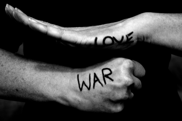 Zdjęcie Środkowa sekcja kobiety z tekstem o miłości i wojnie na rękach