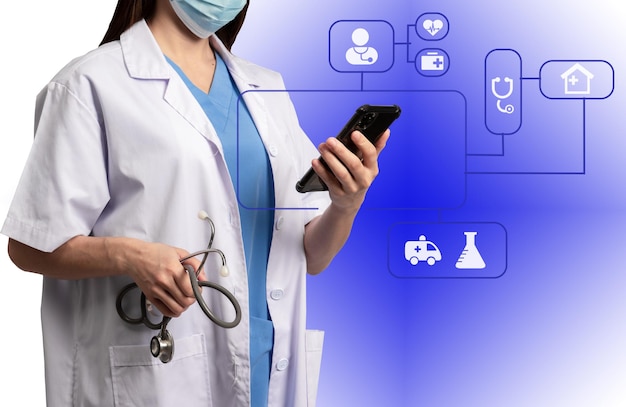 Środkowa sekcja lekarza używającego cyfrowego smartfona