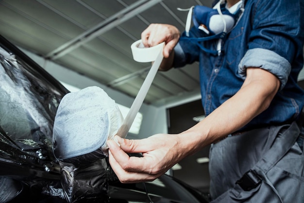 Środkowa sekcja mechanicznego pokrycia samochodu taśmą klejącą