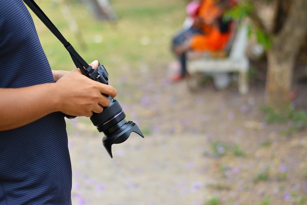 Zdjęcie Środkowa sekcja mężczyzny fotografującego kamerą