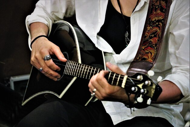 Zdjęcie Środkowa sekcja mężczyzny grającego na mandolinie