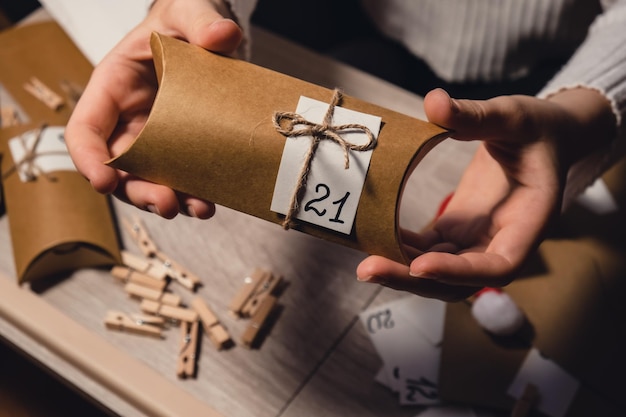 Środkowa sekcja mężczyzny trzymającego papierową walutę