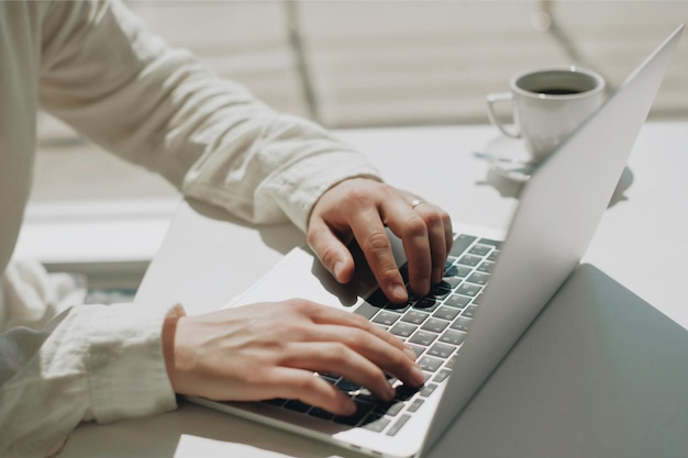 Środkowa sekcja mężczyzny używającego laptopa na stole
