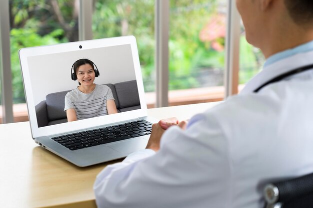 Zdjęcie Środkowa sekcja mężczyzny używającego laptopa na stole