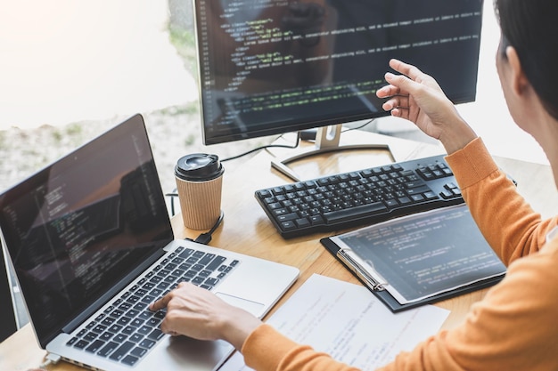 Środkowa sekcja mężczyzny używającego laptopa na stole