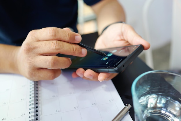 Środkowa sekcja mężczyzny używającego telefonu komórkowego