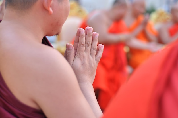 Zdjęcie Środkowa sekcja mnichów modlących się w świątyni