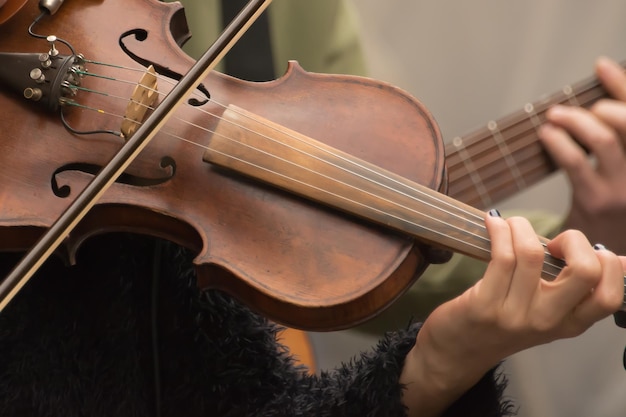 Środkowa sekcja muzyków występujących na ulicy