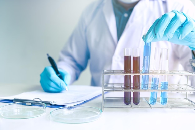 Środkowa sekcja naukowca pracującego w laboratorium