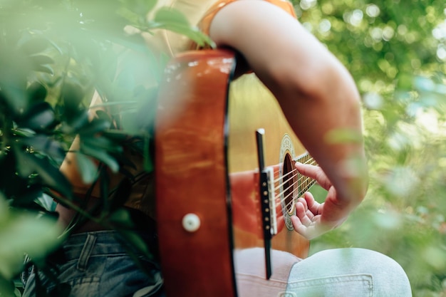 Zdjęcie Środkowa sekcja osoby grającej na gitarze