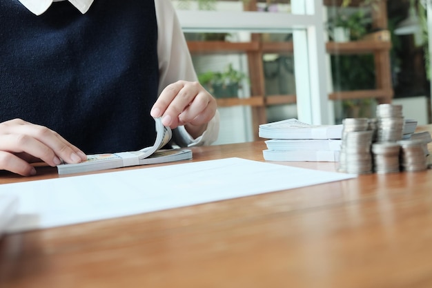 Zdjęcie Środkowa sekcja osoby liczącej papierową walutę na biurku