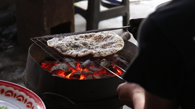 Środkowa sekcja osoby przygotowującej jedzenie na grillu