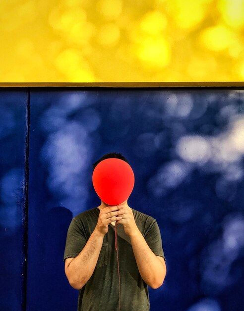 Zdjęcie Środkowa sekcja osoby trzymającej balony