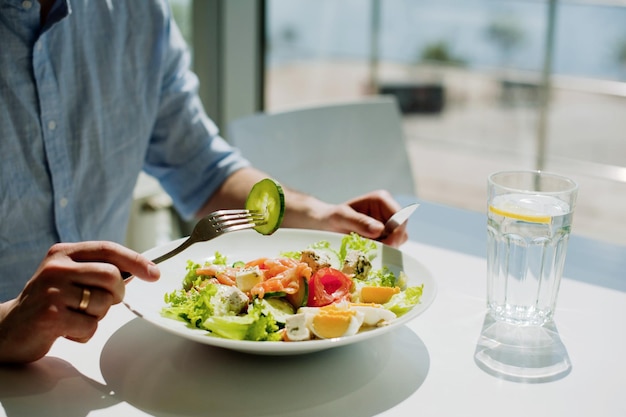 Środkowa sekcja osoby trzymającej widelec w restauracji