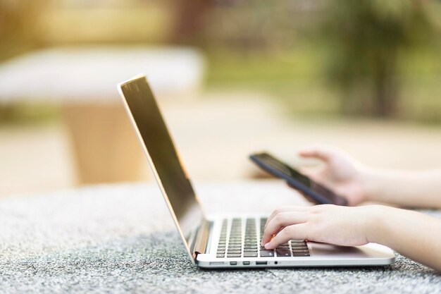 Zdjęcie Środkowa sekcja osoby używającej laptopa na stole