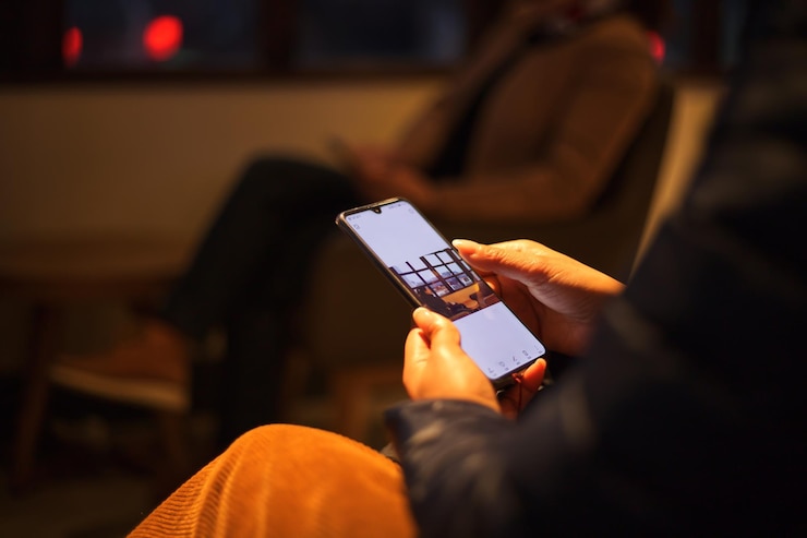 Zdjęcie środkowa sekcja osoby używającej telefonu komórkowego