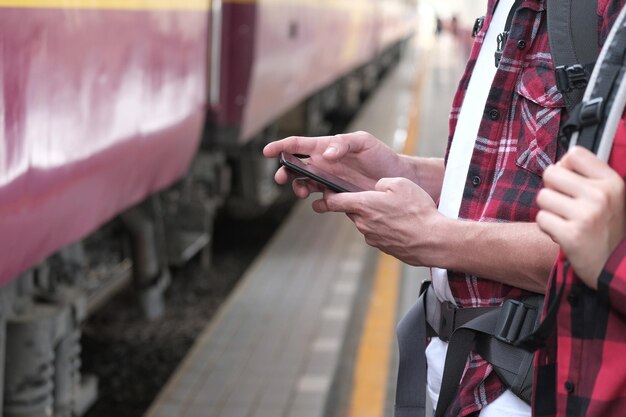 Zdjęcie Środkowa sekcja osoby używającej telefonu komórkowego