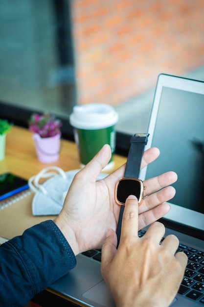 Zdjęcie Środkowa sekcja osoby używającej telefonu komórkowego