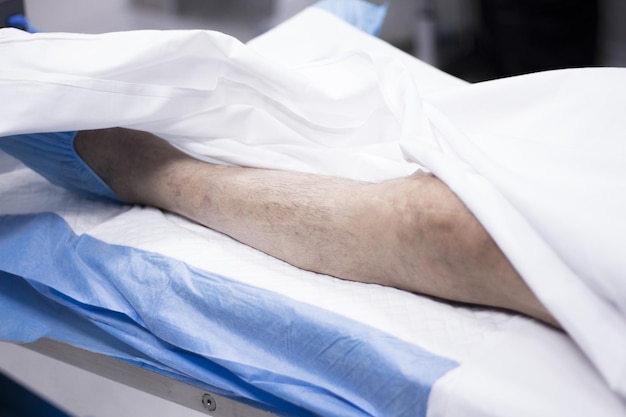 Zdjęcie Środkowa sekcja pacjenta leżącego na łóżku w szpitalu