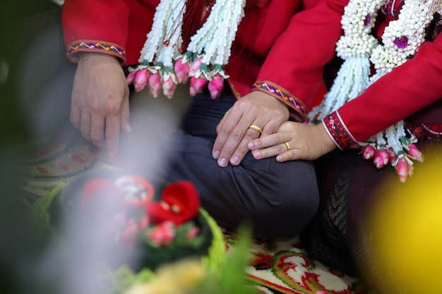 Zdjęcie Środkowa sekcja pary podczas ceremonii ślubnej