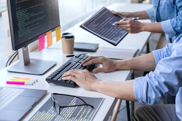 Środkowa sekcja programistów pracujących na stole
