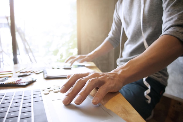 Środkowa Sekcja Projektanta Mody Używającego Laptopa W Biurze