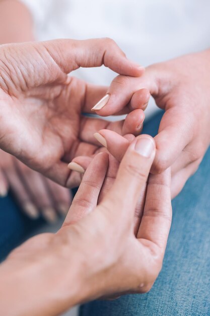 Zdjęcie Środkowa sekcja terapeuty udzielającej terapii młodej kobiecie