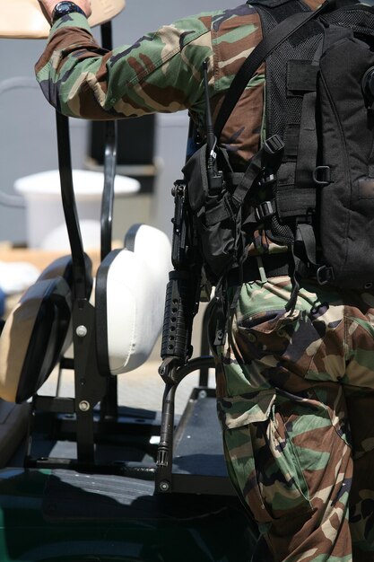 Zdjęcie Środkowa sekcja żołnierza na pojeździe