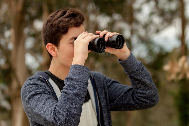 Zdjęcie środkowy odcinek fotografującego człowieka
