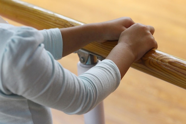Środkowy odcinek kobiety przez drewnianą balustradę