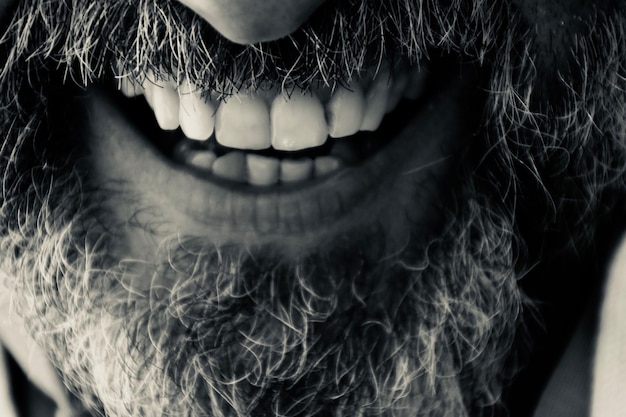 Zdjęcie Środkowy odcinek uśmiechniętego mężczyzny z brodą