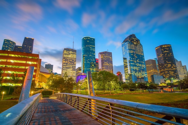 Śródmieście Houston Skyline w Teksasie w USA o zmierzchu