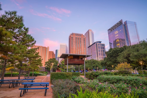 Śródmieście Houston Skyline w Teksasie w USA o zmierzchu