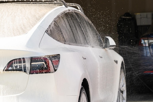Środowiskowe czyszczenie mycie samochodu elektrycznego w domu