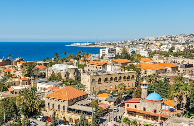 Śródziemnomorska panorama historycznego centrum miasta ze starym kościołem, meczetem i budynkami mieszkalnymi w tle Biblos Lebanon