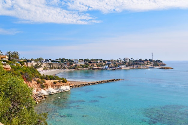 Śródziemnomorski krajobraz i port w mieście Torrevieja podczas wschodu słońca