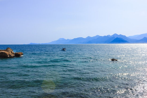 Śródziemnomorski krajobraz w Antalya. Widok na góry, morze, jachty i miasto