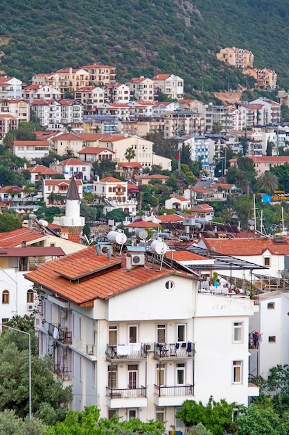 Śródziemnomorskie miasteczko na zboczu wzgórza nad morzem