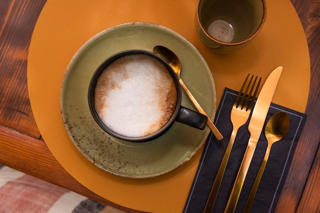 Śródziemnomorskie śniadanie na świeżym powietrzu na dziedzińcu domu cappuccino